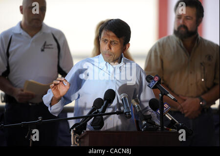 Giugno 24, 2010 - Houma, Louisiana, Stati Uniti - Il Governatore della Louisiana Bobby Jindal parla ai lavoratori interessati che frequentano un rally per chiamare il governo federale a sollevare i sei mesi di moratoria su olio di acque profonde nella foratura di Houma in Louisiana, STATI UNITI D'AMERICA 24 giugno 2010. Il BP Deepwater Horizon fuoriuscite di olio, che ha cominciato a ov Foto Stock