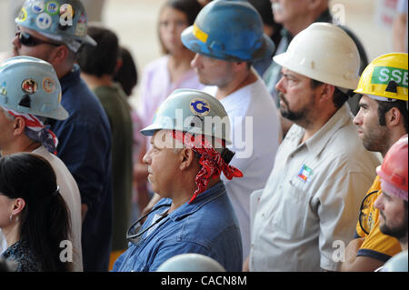 Giugno 24, 2010 - Houma, Louisiana, Stati Uniti - I lavoratori interessati con Gulf Island fabbricazione frequentare un rally organizzato dal Governatore della Louisiana Bobby Jindal per chiamare il governo federale a sollevare i sei mesi di moratoria su olio di acque profonde nella foratura di Houma in Louisiana, STATI UNITI D'AMERICA 24 giugno 2010. Il BP Deepwater Hori Foto Stock