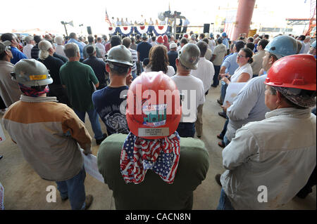 Giugno 24, 2010 - Houma, Louisiana, Stati Uniti - Judd Boudreaux (C), 30, del Golfo Isola di fabbricazione e altri lavoratori interessati frequentare un rally organizzato dal Governatore della Louisiana Bobby Jindal per chiamare il governo federale a sollevare i sei mesi di moratoria su olio di acque profonde nella foratura di Houma in Louisiana, USA 24 Foto Stock