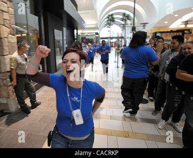 Giugno 24, 2010 - Cerritos, California, Stati Uniti - CERRITOS, CALIF. Stati Uniti d'America -- i dipendenti Apple di correre attraverso il mall acclamava come il nuovo Apple Store presso il Los Cerritos (California) centro è aperto il 24 giugno 2010. Il giorno di apertura del negozio è stato accoppiato con il lancio del nuovo iPhone 4. .Foto di J Foto Stock