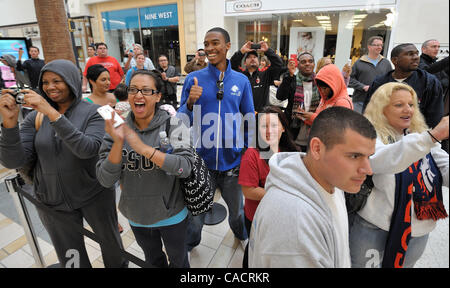 Giugno 24, 2010 - Cerritos, California, Stati Uniti - CERRITOS, CALIF. Stati Uniti d'America -- i clienti allietare come dipendenti Apple rilascia una tenda nera e rivelare il nuovo Apple Store presso il Los Cerritos (California) Centro il 24 giugno 2010. Il giorno di apertura del negozio è stato accoppiato con il lancio del nuovo iPhone 4. .Ph Foto Stock