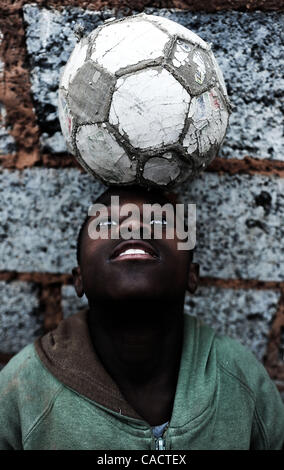 Luglio 05, 2010 - Johannesburg, Sud Africa - bambini locali pone con una palla in un Soweto township sulla luglio 05, 2010 a Johannesburg, in Sud Africa. (Credito Immagine: © Luca Ghidoni/ZUMApress.com) Foto Stock