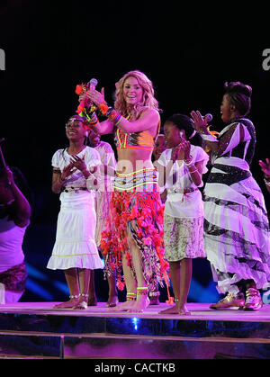 Luglio 11, 2010 - Johannesburg, Sud Africa - cantante Shakira esegue durante la cerimonia di chiusura prima della finale della Coppa del Mondo FIFA 2010 partita di calcio tra i Paesi Bassi e la Spagna al Soccer City Stadium sulla luglio 11, 2010 a Johannesburg, in Sud Africa. (Credito Immagine: © Luca Ghidoni/ZUMApress.com) Foto Stock