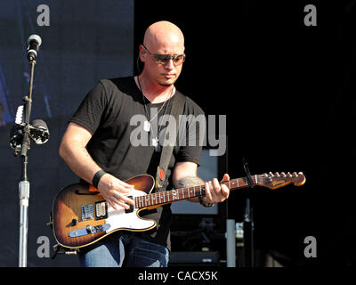 Jul 23, 2010 - Louisville, Kentucky, Stati Uniti - Chitarrista JIMMY STAFFORD del treno effettua in HullabaLOU Music Festival a Churchill Downs a Louisville, Kentucky. (Credito Immagine: Amy Harris/ZUMApress.com) Foto Stock