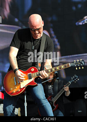 Jul 23, 2010 - Louisville, Kentucky, Stati Uniti - Chitarrista JIMMY STAFFORD del treno effettua in HullabaLOU Music Festival a Churchill Downs a Louisville, Kentucky. (Credito Immagine: Amy Harris/ZUMApress.com) Foto Stock