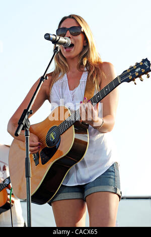 Jul 23, 2010 - Louisville, Kentucky, Stati Uniti - COLBIE CAILLAT esegue al HullabaLOU Music Festival a Churchill Downs a Louisville, Kentucky. (Credito Immagine: © Amy Harris/ZUMApress.com) Foto Stock