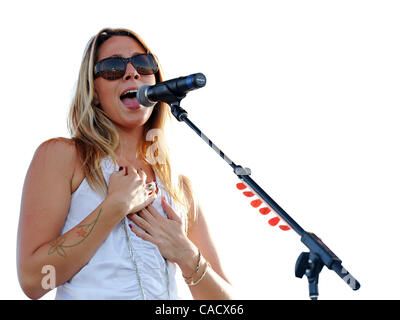 Jul 23, 2010 - Louisville, Kentucky, Stati Uniti - COLBIE CAILLAT esegue al HullabaLOU Music Festival a Churchill Downs a Louisville, Kentucky. (Credito Immagine: © Amy Harris/ZUMApress.com) Foto Stock