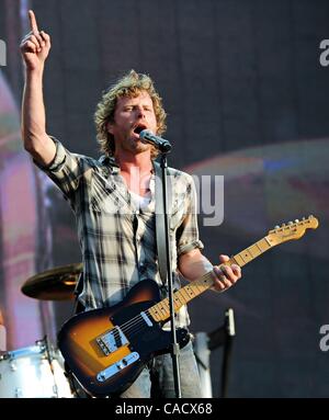 Jul 23, 2010 - Louisville, Kentucky, Stati Uniti - DIERKS BENTLEY esegue a HullabaLOU Music Festival a Churchill Downs. (Credito Immagine: © Amy Harris/ZUMApress.com) Foto Stock