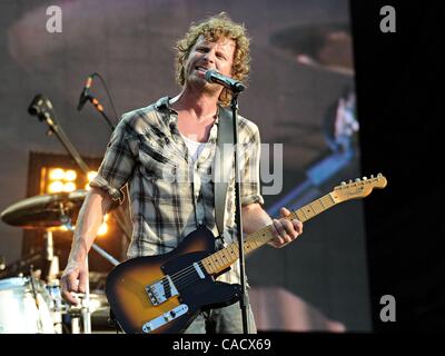 Jul 23, 2010 - Louisville, Kentucky, Stati Uniti - DIERKS BENTLEY esegue a HullabaLOU Music Festival a Churchill Downs. (Credito Immagine: © Amy Harris/ZUMApress.com) Foto Stock