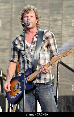 Jul 23, 2010 - Louisville, Kentucky, Stati Uniti - DIERKS BENTLEY esegue a HullabaLOU Music Festival a Churchill Downs. (Credito Immagine: © Amy Harris/ZUMApress.com) Foto Stock