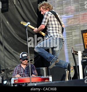 Jul 23, 2010 - Louisville, Kentucky, Stati Uniti - DIERKS BENTLEY esegue a HullabaLOU Music Festival a Churchill Downs. (Credito Immagine: © Amy Harris/ZUMApress.com) Foto Stock