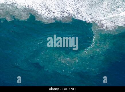 Agosto 21, 2010 - Huntington Beach, California, Stati Uniti - Hugh Waves rende un rip corrente nella California del Sud. (Credito Immagine: © Mark Holtzman/ZUMApress.com) Foto Stock