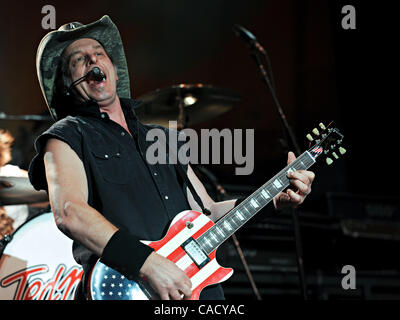 Sep 04, 2010 - Indianapolis, Indiana, Stati Uniti - Cantante/chitarrista Ted Nugent esegue in Indianapolis, Indiana al Parco Militare in corrispondenza della costola America Festival il 4 settembre 2010. (Credito Immagine: © Amy Harris/ZUMApress.com) Foto Stock