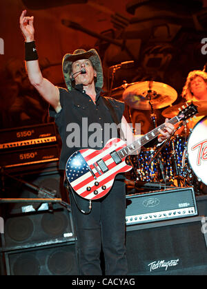 Sep 04, 2010 - Indianapolis, Indiana, Stati Uniti - Cantante/chitarrista Ted Nugent esegue in Indianapolis, Indiana al Parco Militare in corrispondenza della costola America Festival il 4 settembre 2010. (Credito Immagine: © Amy Harris/ZUMApress.com) Foto Stock