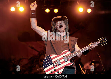 Sep 04, 2010 - Indianapolis, Indiana, Stati Uniti - Cantante/chitarrista Ted Nugent esegue in Indianapolis, Indiana al Parco Militare in corrispondenza della costola America Festival il 4 settembre 2010. (Credito Immagine: © Amy Harris/ZUMApress.com) Foto Stock