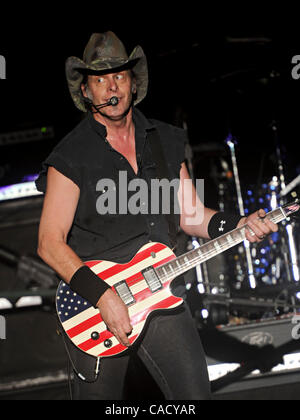 Sep 04, 2010 - Indianapolis, Indiana, Stati Uniti - Cantante/chitarrista Ted Nugent esegue in Indianapolis, Indiana al Parco Militare in corrispondenza della costola America Festival il 4 settembre 2010. (Credito Immagine: © Amy Harris/ZUMApress.com) Foto Stock