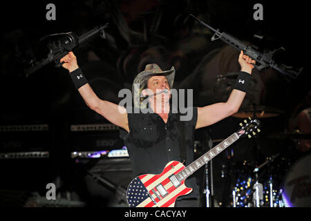 Sep 04, 2010 - Indianapolis, Indiana, Stati Uniti - Cantante/chitarrista Ted Nugent esegue in Indianapolis, Indiana al Parco Militare in corrispondenza della costola America Festival il 4 settembre 2010. (Credito Immagine: © Amy Harris/ZUMApress.com) Foto Stock