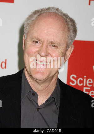 Giugno 02, 2010 - New York New York, Stati Uniti - Attore JOHN LITHGOW assiste la serata di apertura del mondo della scienza Festival dove il fisico Stephen Hawking è stato onorato, tenuto Alice Tully Hall presso il Lincoln Center. (Credito Immagine: © Nancy Kaszerman/ZUMApress.com) Foto Stock