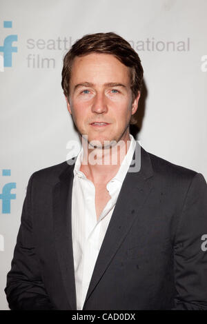 Seattle International Film Festival (stampanti SIFF) 2010 un omaggio a Edward Norton.lo screening di Norton di film più recenti, foglie di erba. Norton è stato presentato il 2010 Golden Space Needle Award for Outstanding Achievement in azione. Il premio è stato progettato dal rinomato vetro artista Dale Chihuly. Norton ha commentato Foto Stock