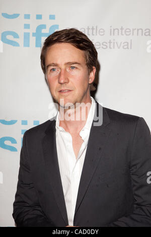 Seattle International Film Festival (stampanti SIFF) 2010 un omaggio a Edward Norton.lo screening di Norton di film più recenti, foglie di erba. Norton è stato presentato il 2010 Golden Space Needle Award for Outstanding Achievement in azione. Il premio è stato progettato dal rinomato vetro artista Dale Chihuly. Norton ha commentato Foto Stock