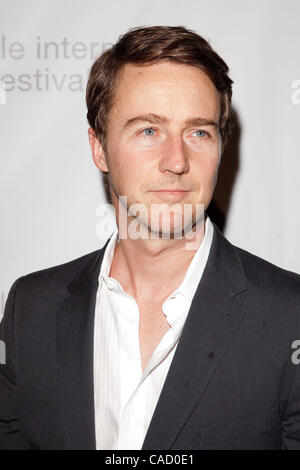 Seattle International Film Festival (stampanti SIFF) 2010 un omaggio a Edward Norton.lo screening di Norton di film più recenti, foglie di erba. Norton è stato presentato il 2010 Golden Space Needle Award for Outstanding Achievement in azione. Il premio è stato progettato dal rinomato vetro artista Dale Chihuly. Norton ha commentato Foto Stock