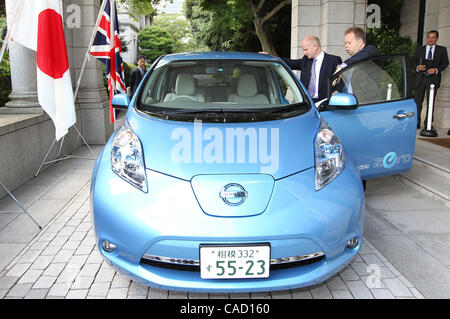 Luglio 16, 2010 - Tokyo, Giappone - Il Ministro degli esteri britannico William Hague (L) e Nissan Motor Co. Vice Presidente Senior Andy Palmer (R) guarda al Nissan nuova auto elettrica, la foglia prima di effettuare un test drive presso l' Ambasciata Britannica. La foglia sarà prodotta in Gran Bretagna. Aia è in Giappone come una parte di hi Foto Stock