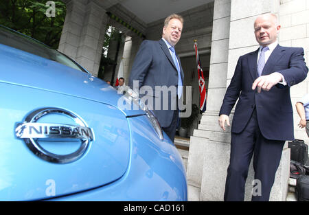 Luglio 16, 2010 - Tokyo, Giappone - Il Ministro degli esteri britannico William Hague (R) e Nissan Motor Co. Vice Presidente Senior Andy Palmer (L) stand accanto alla Nissan nuova auto elettrica, la foglia presso l' Ambasciata Britannica. La foglia sarà prodotta in Gran Bretagna. Aia è in Giappone come una parte della sua east tour asiatico. (Cr Foto Stock