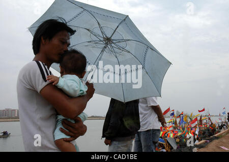 Gli abitanti di un villaggio al villaggio fisheman board sulla barca durante un pescatore alms cerimonia del mare o Tradisi Nyadran nella lingua locale in Marunda periferia di Jakarta, luglio 25, 2010.Tradisi Nyadran è una tradizione della comunità costiere è un simbolo del rapporto con gli antenati, colleghi, Dio e l'universo, come Foto Stock