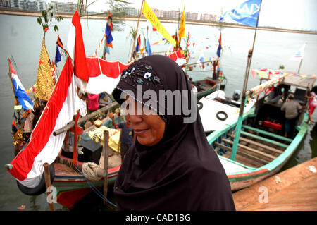 Gli abitanti di un villaggio al villaggio fisheman board sulla barca durante un pescatore alms cerimonia del mare o Tradisi Nyadran nella lingua locale in Marunda periferia di Jakarta, luglio 25, 2010.Tradisi Nyadran è una tradizione della comunità costiere è un simbolo del rapporto con gli antenati, colleghi, Dio e l'universo, come Foto Stock