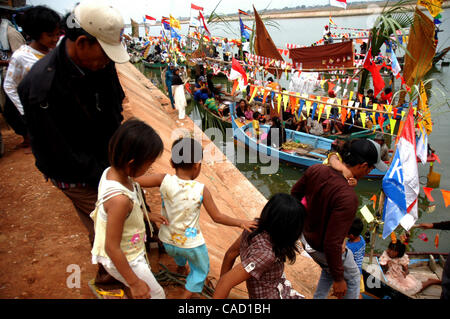 Gli abitanti di un villaggio al villaggio fisheman board sulla barca durante un pescatore alms cerimonia del mare o Tradisi Nyadran nella lingua locale in Marunda periferia di Jakarta, luglio 25, 2010.Tradisi Nyadran è una tradizione della comunità costiere è un simbolo del rapporto con gli antenati, colleghi, Dio e l'universo, come Foto Stock