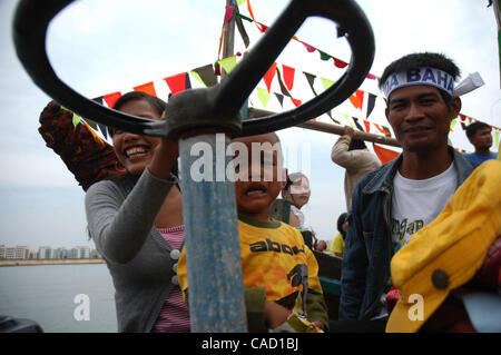 Gli abitanti di un villaggio al villaggio fisheman board sulla barca durante un pescatore alms cerimonia del mare o Tradisi Nyadran nella lingua locale in Marunda periferia di Jakarta, luglio 25, 2010.Tradisi Nyadran è una tradizione della comunità costiere è un simbolo del rapporto con gli antenati, colleghi, Dio e l'universo, come Foto Stock