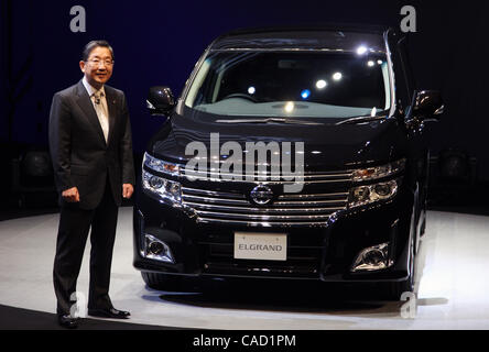 4 agosto 2010 - Yokohama, Giappone - Toshiyuki Shiga, COO di Nissan Motor Co., Ltd. sorge accanto al Elgrand presso il quartier generale a Yokohama, Giappone. Nissan ha annunciato oggi il lancio del nuovo Elgrand Nissan che è la società del premier minivan di lusso. Elgrand sarà rilasciato in Japane Foto Stock