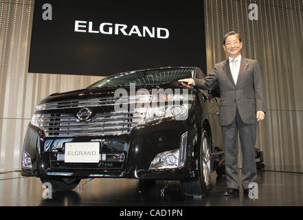 4 agosto 2010 - Yokohama, Giappone - Toshiyuki Shiga, COO di Nissan Motor Co., Ltd. sorge accanto al Elgrand presso il quartier generale a Yokohama, Giappone. Nissan ha annunciato oggi il lancio del nuovo Elgrand Nissan che è la società del premier minivan di lusso. Elgrand sarà rilasciato in Japane Foto Stock