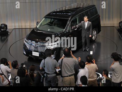 4 agosto 2010 - Yokohama, Giappone - Toshiyuki Shiga, COO di Nissan Motor Co., Ltd. sorge accanto al Elgrand presso il quartier generale a Yokohama, Giappone. Nissan ha annunciato oggi il lancio del nuovo Elgrand Nissan che è la società del premier minivan di lusso. Elgrand sarà rilasciato in Japane Foto Stock