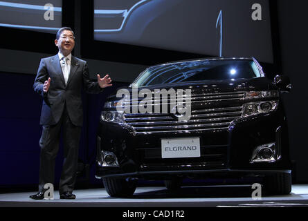 4 agosto 2010 - Yokohama, Giappone - Toshiyuki Shiga, COO di Nissan Motor Co., Ltd. sorge accanto al Elgrand presso il quartier generale a Yokohama, Giappone. Nissan ha annunciato oggi il lancio del nuovo Elgrand Nissan che è la società del premier minivan di lusso. Elgrand sarà rilasciato in Japane Foto Stock