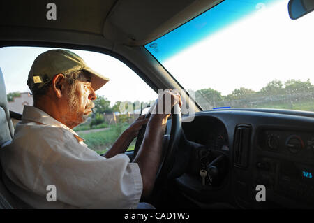 Aug 05, 2010 - Harlingen , Texas, U.S. - ROBERTO RODRIGUEZ che ha lavorato con il franco frontiera Ferree gruppo di rilievo poiché gli anni settanta si alza presto la maggior parte delle mattine di fare il giro dei supermercati e negozi di ciambella per raccogliere vari tipi di pane, verdure e dolci che saranno adottate in tutta la borde Foto Stock