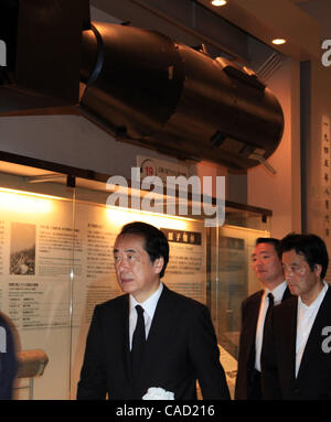 Aug 06, 2010 - Hiroshima, Giappone - il primo ministro giapponese Naoto Kan (L) e il ministro degli Esteri Yasuo Okada (R) a piedi sotto un modello della bomba atomica 'Little Boy' il museo della bomba atomica dopo aver frequentato la cerimonia di commemorazione a Hiroshima, Giappone. Il Giappone segna il sessantacinquesimo anniversario del mondo il primo ato Foto Stock