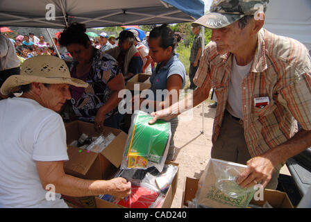 Agosto 12, 2010 - Reynosa, Messico - DIANNE HURMAN e suo marito CHUCK HURMAN mano forniture scolastiche a gruppi di bambini nel satellite Onu colonia. (Credito Immagine: © Josh Bachman/ZUMApress.com) Foto Stock