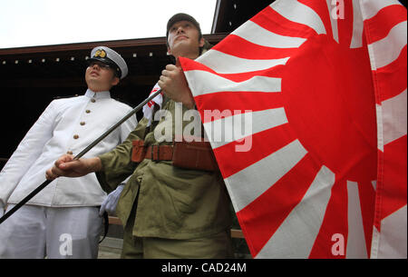 Aug 15, 2010 - Tokyo, Giappone - uomini in uniforme militare tenere una vecchia bandiera giapponese al Santuario Yasukuni segnando il sessantacinquesimo anniversario della fine della II Guerra Mondiale in Tokyo, Giappone. (Credito Immagine: © Junko Kimura/Jana/ZUMApress.com) Foto Stock