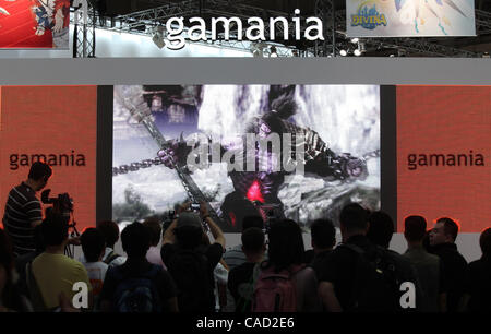 Sep 16, 2010 - Chiba, Giappone - folla di visitatori nella parte anteriore della cabina gamania durante il Tokyo Game Show 2010 nella città di Chiba, Giappone. 194 le aziende e le organizzazioni che presentano i loro prodotti presso la mostra che si svolgerà fino al 19 settembre. (Credito Immagine: © Koichi Kamoshida/Jana/ZUMApress.com) Foto Stock