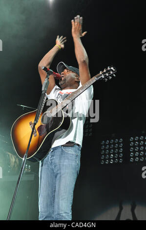 Aug 28, 2010 - Raleigh, North Carolina USA cantante Darius Rucker effettuando al Time Warner Cable Music Pavillion in Raleigh. (Copyright Tina Fultz) Foto Stock