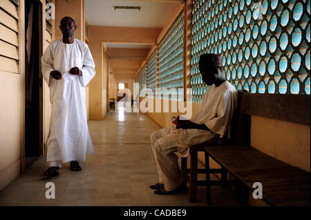 Agosto 5, 2010 - Kano, Kano, NIGERIA - Bashir Mustafah, 24, destra, legge il Corano nel corridoio del Ministero della Sanità di Kano, Nigeria. Fanatismo religioso e disinformazione hanno costretto gli abitanti di un villaggio nel nord musulmano della Nigeria nel rifiuto di vaccinazioni antipolio e led per il ripresentarsi di poliomielite Foto Stock