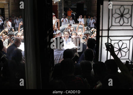 Giugno 25, 2010 - Alessandria d Egitto - El Baradei (C) esce dalla casa di detto Khalid che sarebbe stato ucciso dalla polizia in Alessandria. Sidi Gaber, una manifestazione di protesta si è svolta al di fuori della moschea principale. Due dei principali dirigenti dell opposizione Mohamed El Baradei e Ayman Nour erano presenti. I manifestanti sono stati Foto Stock