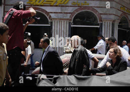 Giugno 25, 2010 - Alessandria d Egitto - El Baradei (C) passeggiate al Sidi Gaber moschea, la posizione di una grande protesta contro l'Egiziano delle forze di sicurezza la manipolazione della morte di Khalid detto. In riva al mare quartiere di Sidi Gaber, una manifestazione di protesta si è svolta al di fuori della moschea principale. Due dei principali opposit Foto Stock