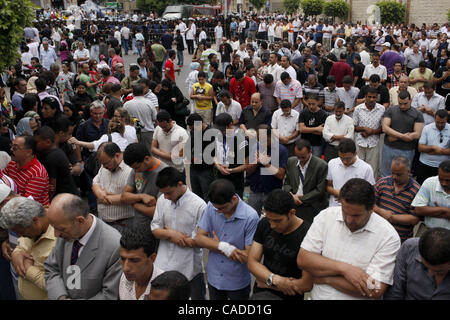 Giugno 25, 2010 - Alessandria d Egitto - la preghiera del venerdì a Sidi Gaber moschea di Alessandria trasformati in una protesta contro egiziano delle forze di sicurezza. In riva al mare quartiere di Sidi Gaber, una manifestazione di protesta si è svolta al di fuori della moschea principale. Due dei principali dirigenti dell opposizione Mohamed El Baradei e Ayman Foto Stock