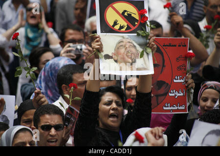 Giugno 25, 2010 - Alessandria d Egitto - un manifestante contiene fino a una foto della faccia di mutilati di Khalid detto. In riva al mare quartiere di Sidi Gaber, una manifestazione di protesta si è svolta al di fuori della moschea principale. Due dei principali dirigenti dell opposizione Mohamed El Baradei e Ayman Nour erano presenti. I manifestanti sono stati Foto Stock