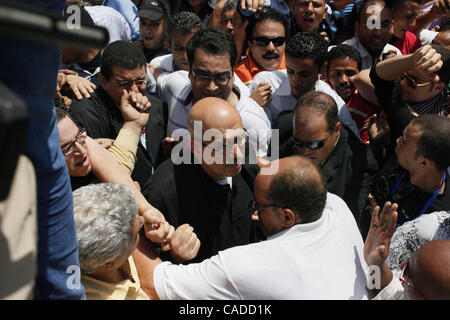 Giugno 25, 2010 - Alessandria d Egitto - El Baradei (C) esce dal Sidi Gaber moschea e rimane intorno solo per pochi minuti prima di lasciare la protesta. In riva al mare quartiere di Sidi Gaber, una manifestazione di protesta si è svolta al di fuori della moschea principale. Due dei principali dirigenti dell opposizione Mohamed El Baradei e Ayman n. Foto Stock