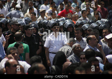 Giugno 25, 2010 - Alessandria d Egitto - La polizia guarda il protestare pacificamente senza alcuna violenza maggiori in corrispondenza della posizione di una grande protesta contro l'Egiziano delle forze di sicurezza la manipolazione della morte di Khalid detto. In riva al mare quartiere di Sidi Gaber, una manifestazione di protesta si è svolta al di fuori della moschea principale. Foto Stock