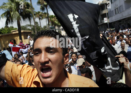 Giugno 25, 2010 - Alessandria d Egitto - un membro del 6 aprile movimento conduce le acclamazioni di Khalid detto protestare ad Alessandria. In riva al mare quartiere di Sidi Gaber, una manifestazione di protesta si è svolta al di fuori della moschea principale. Due dei principali dirigenti dell opposizione Mohamed El Baradei e Ayman Nour erano in att Foto Stock