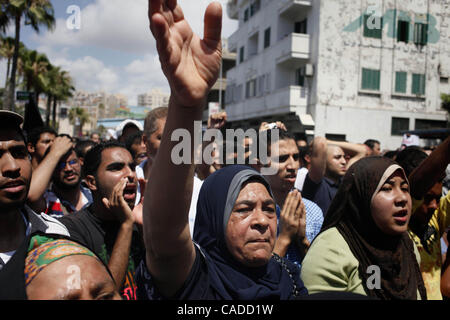 Giugno 25, 2010 - Alessandria d Egitto - Folle di Khalid detto protestare ad Alessandria. In riva al mare quartiere di Sidi Gaber, una manifestazione di protesta si è svolta al di fuori della moschea principale. Due dei principali dirigenti dell opposizione Mohamed El Baradei e Ayman Nour erano presenti. I manifestanti erano una miscela di locale Foto Stock